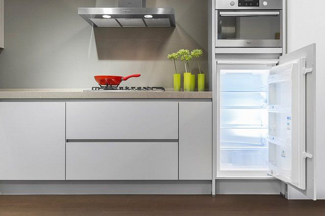 Strakke hoekkeuken met Whirlpool apparatuur ...