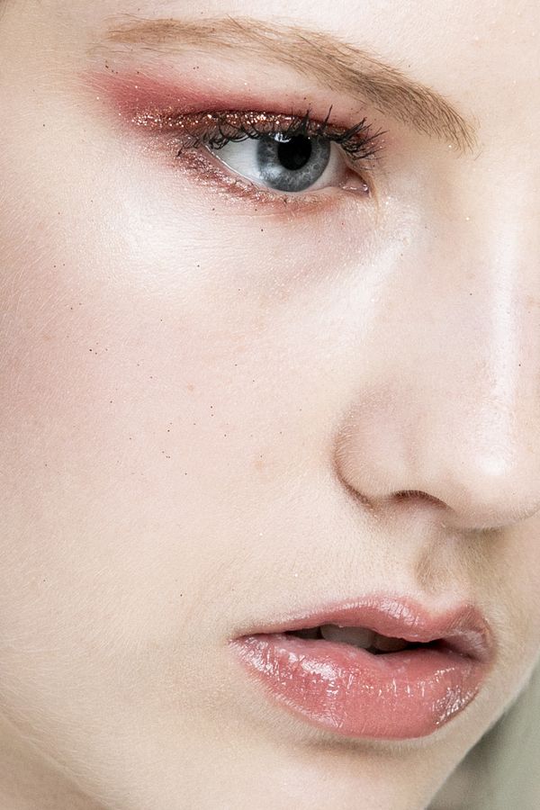 Wie man die Nase mit Make-up schlank macht