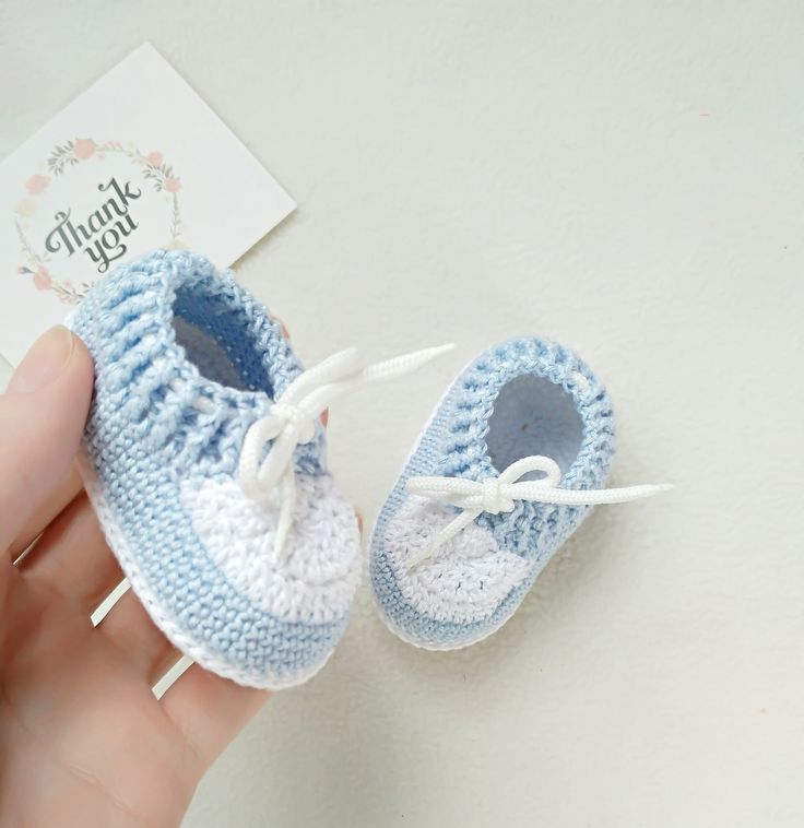 Pin di sepatu rajut bayi