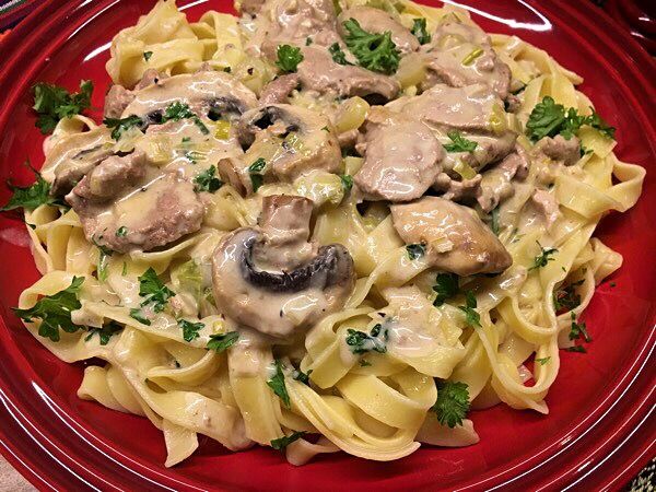 Kramig Tagliatelle Med Flaskfile Och Champinjoner Tagliatelle