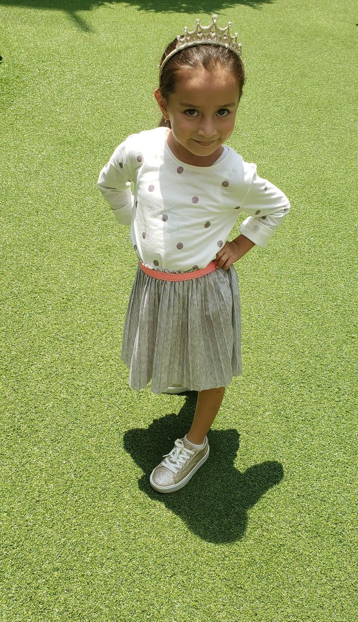 Falda y tenis outfit | Falda con tenis, Outfits con tenis, Outfit