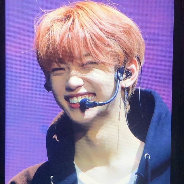 Felix is crying when he ment his mom, and his mom waved her lighstick