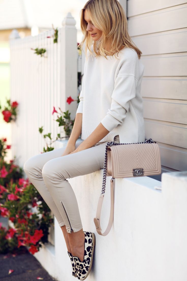 Simply spring Casual Chic, Casual Outfits, Outfits, Jeans, Casual, Flats, Spring Outfits, Chanel Bag, Outfit