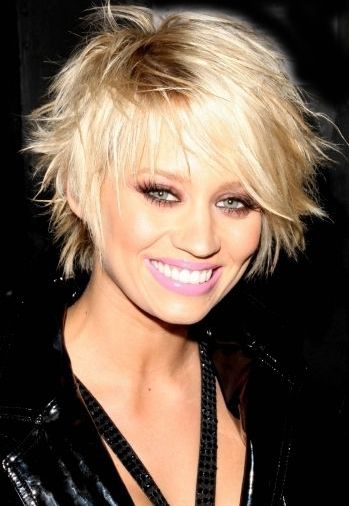 COIFFURE TENDANCE , Coupe très féminine pour cheveux courts , On peut dire que cette jolie femme dégage beaucoup de douceur et de féminité grâce à sa coupe