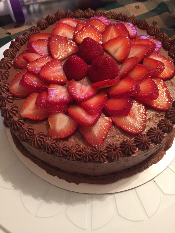 Best 25+ Chocolate cake with strawberries ideas on ...