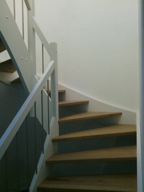 Wangentreppe mit Eichenstufen Treppen- und Flurinspirationen - design treppe holz lebendig aussieht Wangentreppe mit Eichenstufen Treppen- und Flurinspirationen - design treppe holz lebendig aussieht