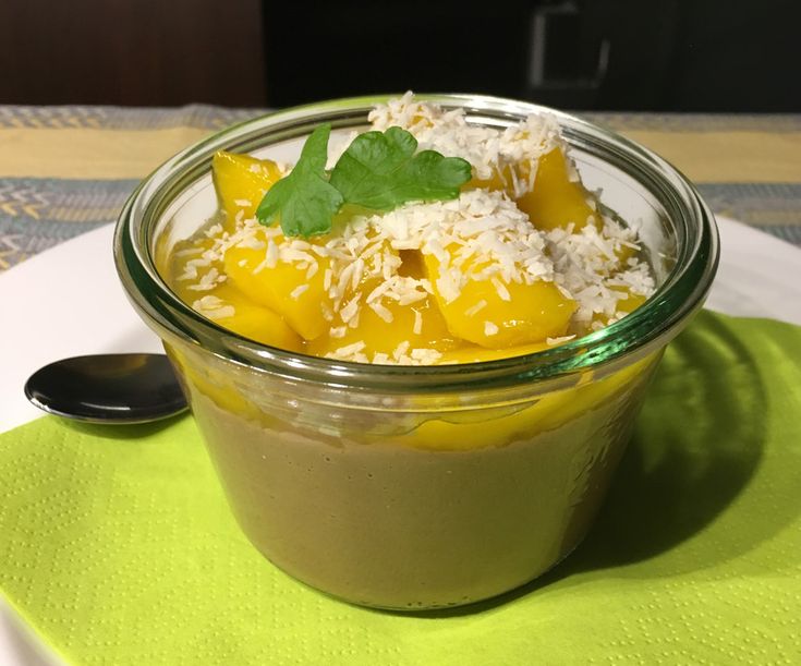 Schoko-Kokos-Pudding mit glasierter Ananas