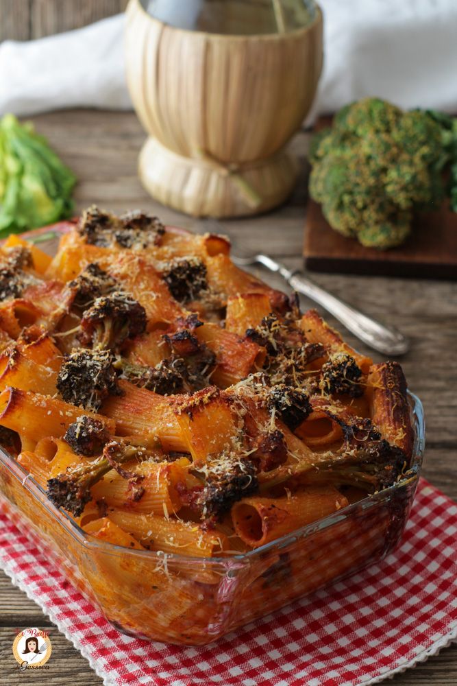 Ricetta della PASTA AL FORNO CON BROCCOLI E SALSICCIA un primo piatto di pasta cotta al