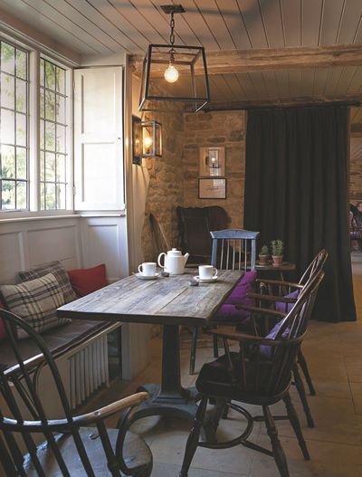 Une salle à manger esprit rustique dans le restaurant de l'hotêl Wild Rabbit. ...