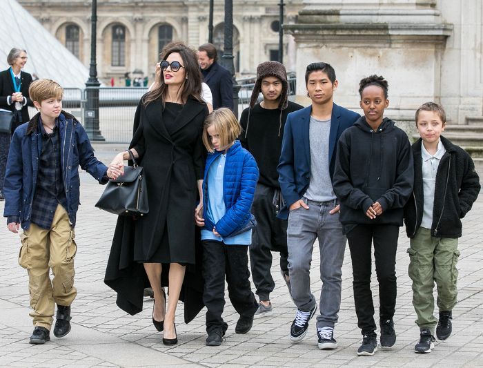 Angelina Jolie And Her 6 Kids Had The Cutest Museum Day In Paris Brad Pitt Angelina Jolie Angelina And Brad Pitt