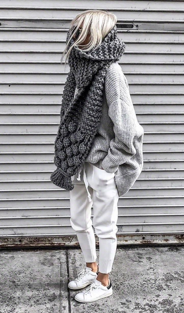 kuscheliges Herbstoutfit / übergroßer Pullover Strickschal weiße Hosen Turnschuhe