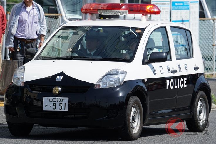 なぜパトカーに手書き文字を採用 超個性的パトカーを熊本県警が配備する理由とは くるまのニュース 21 パトカー 警察 昭和 50 年代 なぜパトカーに手書き文字を採用 超個性的パトカーを熊本県警が配備する理由とは くるまのニュース 21 パトカー 警察 昭和 50 年代