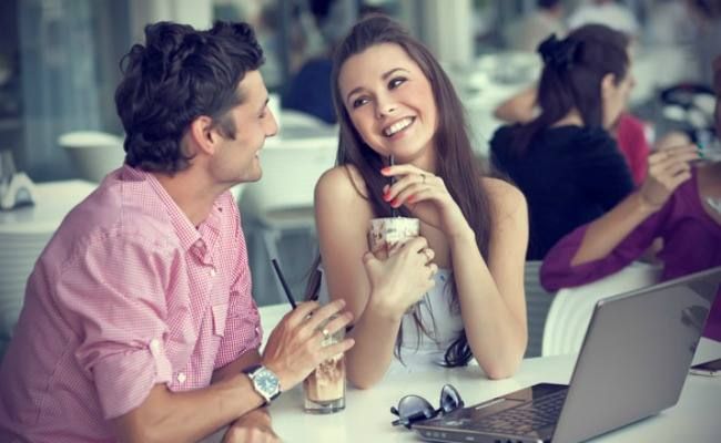 Mann flirtet mit freundin
