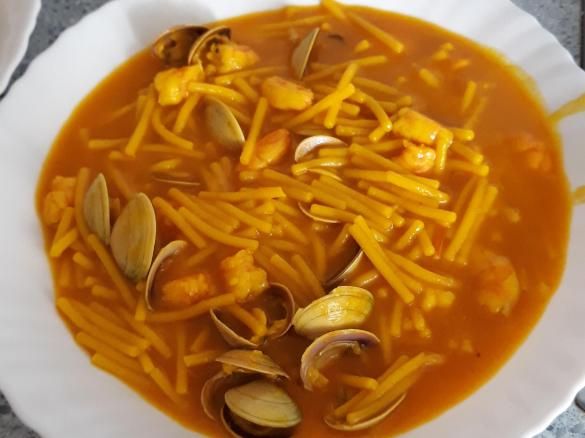 Cazuela De Fideos Con Langostinos Y Almejas Receta Fideos A La Cazuela Recetas De Comida Comidas Baratas