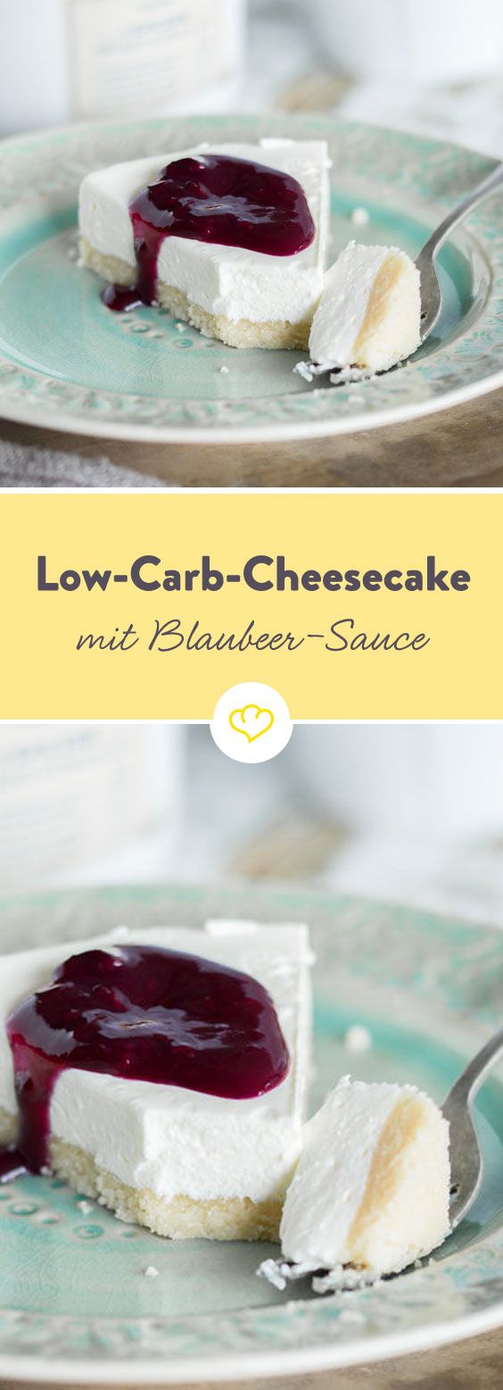 Cremiger Low-Carb-Cheesecake auf süßem Mandelboden, getoppt mit zuckerfreiem B...