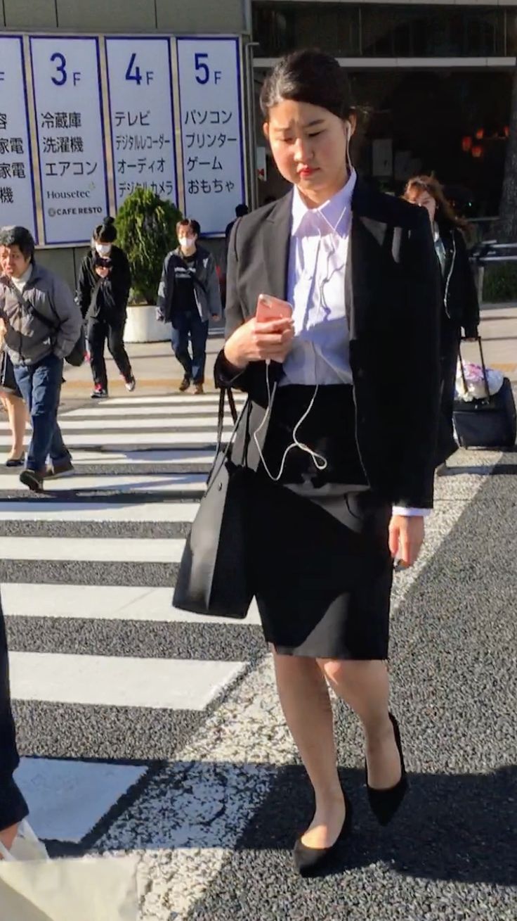 ボード「女性スーツ」のピン