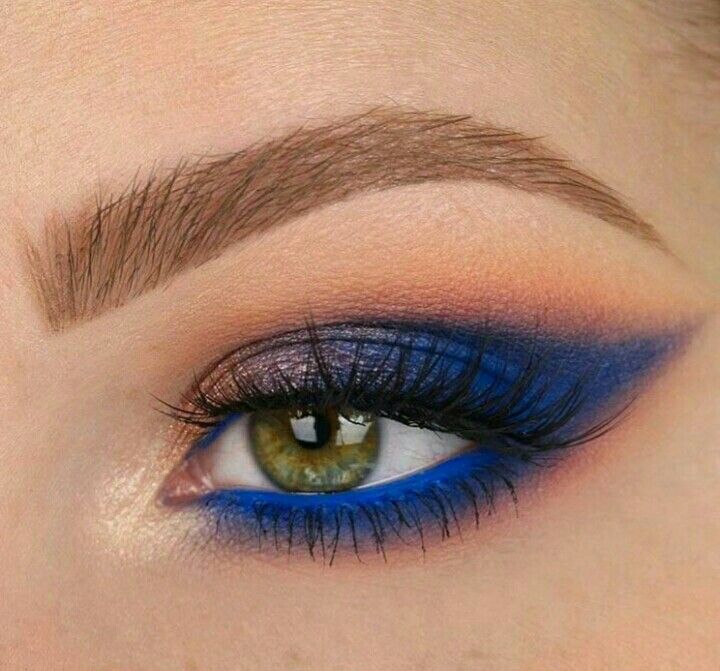 blue eyeshadow look Blue eyeshadow looks, Blue eye makeup, Eye makeup