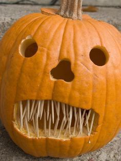 Schöne Idee mit Zahnstochern - Inspiration für Halloween Kürbis-Gesichter /De...