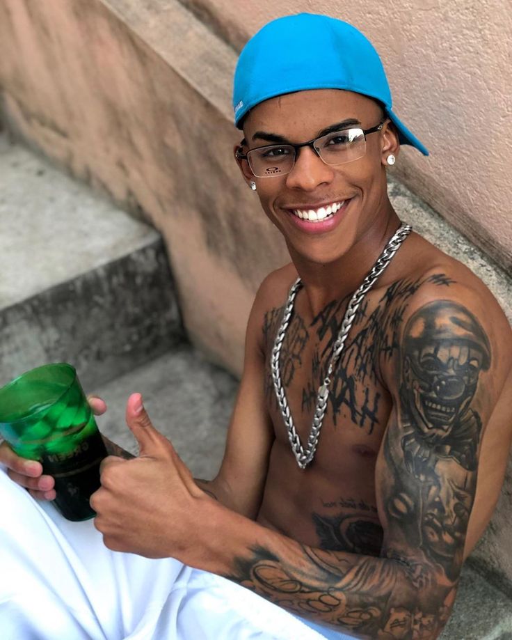 O que é bbw? Duas mulheres e um homem fazendo sexo na piscina