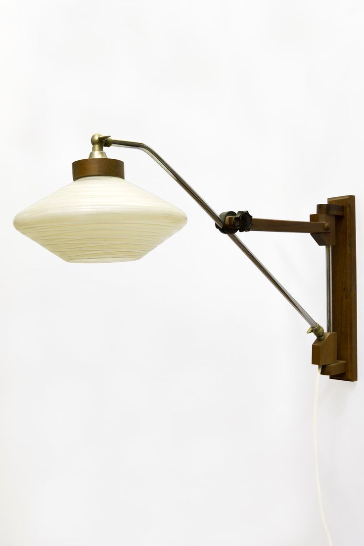 Wandlamp uit de jaren 50, houten armatuur met chromen ...