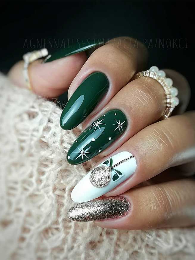 With Christmas only a few weeks away, a few of us will be scrambling around and making that mad dash to find the perfect... Ongles, Christmas Nails 2019, Christmas Nail Designs, Christmas Nail Art Designs, Christmas Nail Art, Kuku, Cute Christmas Nails, Chistmas Nails, Fun Nails