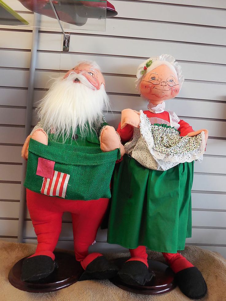 Set Of ANNALEE 90 Mr And Mrs Santa Claus 32 High On Wooden Stands MINT
