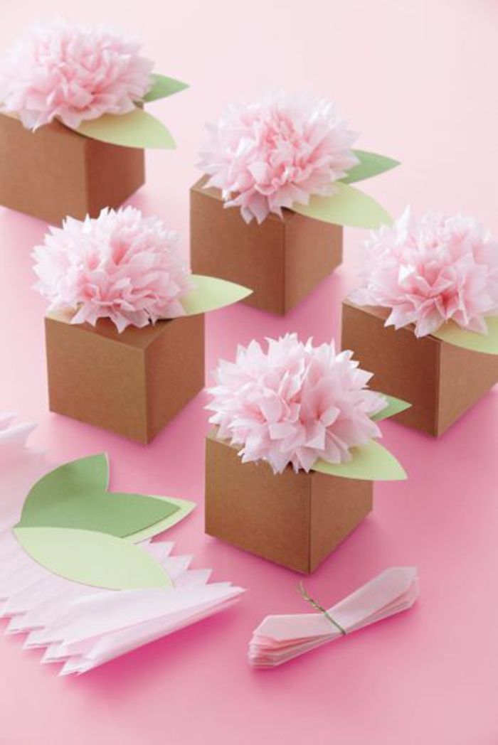 faltenschachteln mit blumen aus krepppapier, nelken, verpackung selber machen