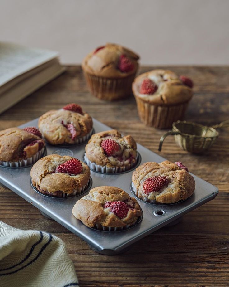 Nana On Instagram Gluten Free Strawberry Cream Cheese Muffins 潰れた苺を マフィンに クリームチーズフロスティング入りのマフィンは 昔daily S Muffinのレシピ本で見たような 米粉とア Food Breakfast Bread