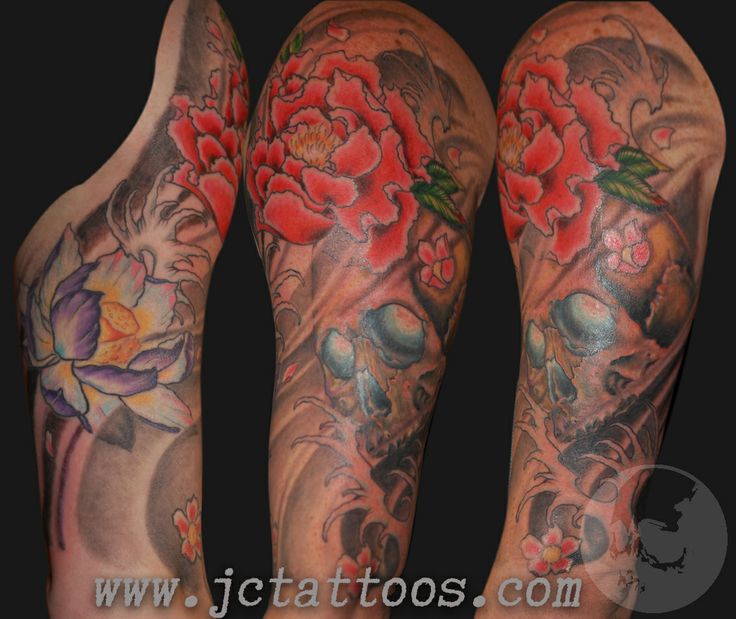 skull and flowers half sleeve. tattoo lotus pioni 