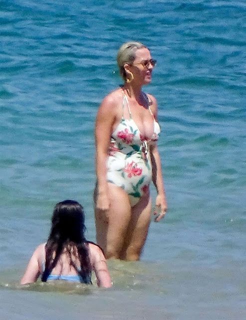 Katy Perry In Swimsuit On The Beach In Ile De Re 07 08 2019 Celebs Of World Katy Perry Katy Perry Birthday Katy