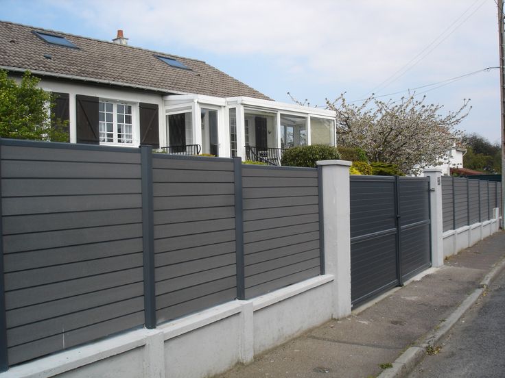Clôture composite anthracite sur mur Océwood® Cloture