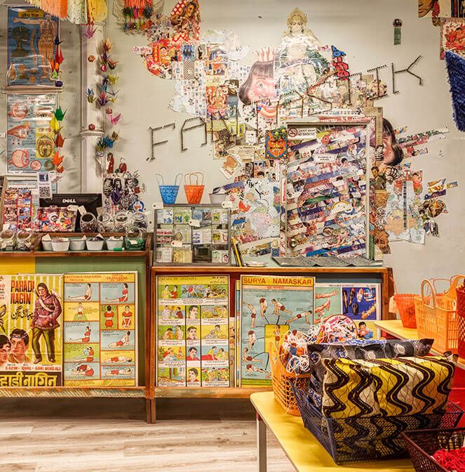 Vista Panorámica Interior De La Tienda De Regalos Fantastik Bazar Tiendas De Regalos Bazares Letras De Madera