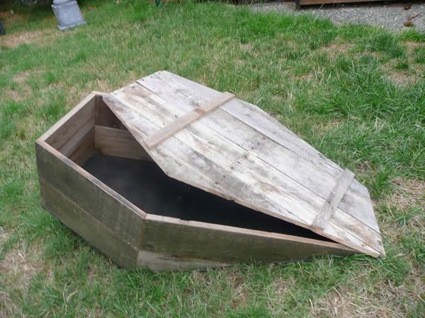 ground breaker toe pincher coffin for yard haunt great with something popping