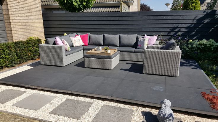 Grote, grijze loungeset met mooie roze sierkussens | Groot ...