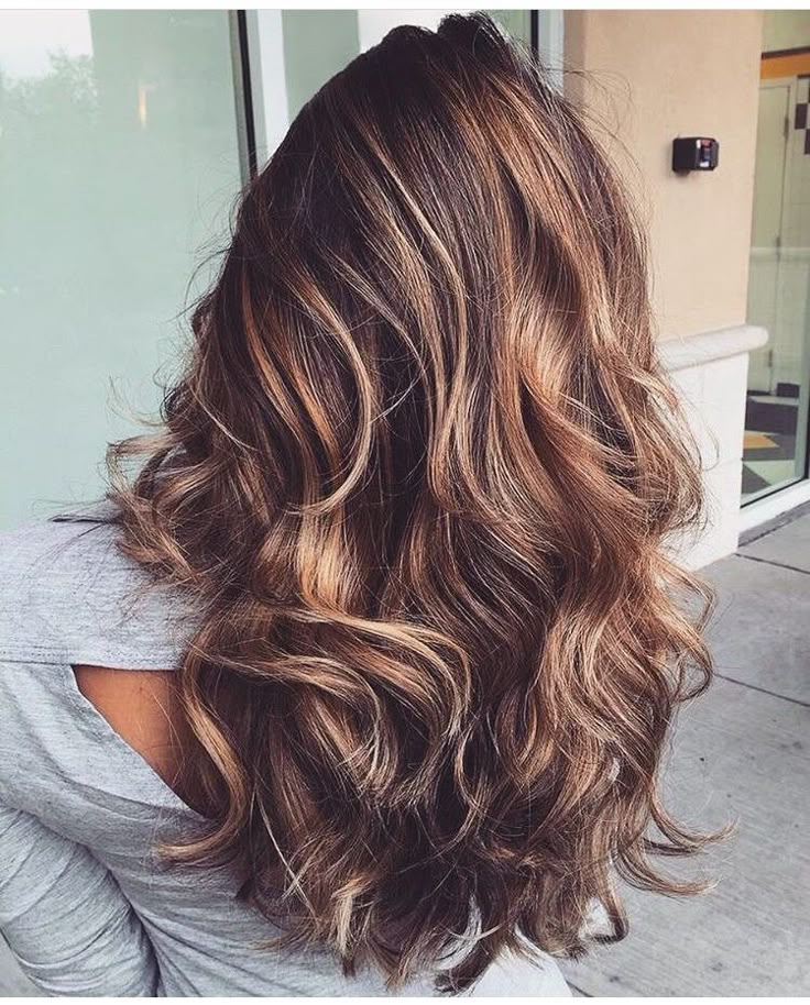 Gestufte Haare sind im Trend: Die besten Looks und Styling-Tipps