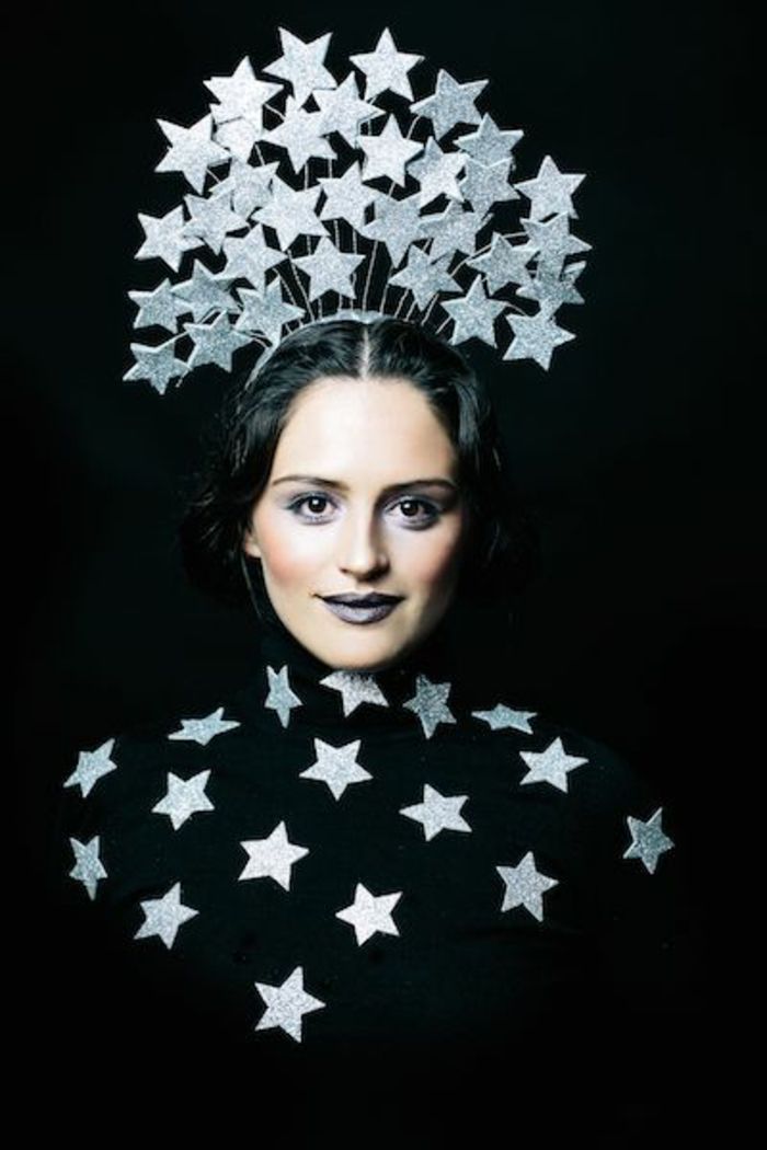 schwarzes Kleid mit silbernen Sternen und eine Krone aus silbernen Sternen-Schab...