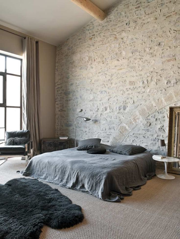Bien Moquette De Chambre #6: Revêtement Mural De Pierre Naturelle Dans La Chambre à Coucher De Style Rustique Avec Un Lit Bien Moquette De Chambre #6: Revêtement Mural De Pierre Naturelle Dans La Chambre à Coucher De Style Rustique Avec Un Lit