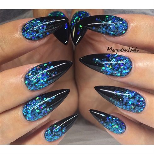 Schwarze und blaue Glitzer-Stilettnägel von MargaritasNailz von Nail Art Gallery Schwarze und blaue Glitzer-Stilettnägel von MargaritasNailz von Nail Art Gallery