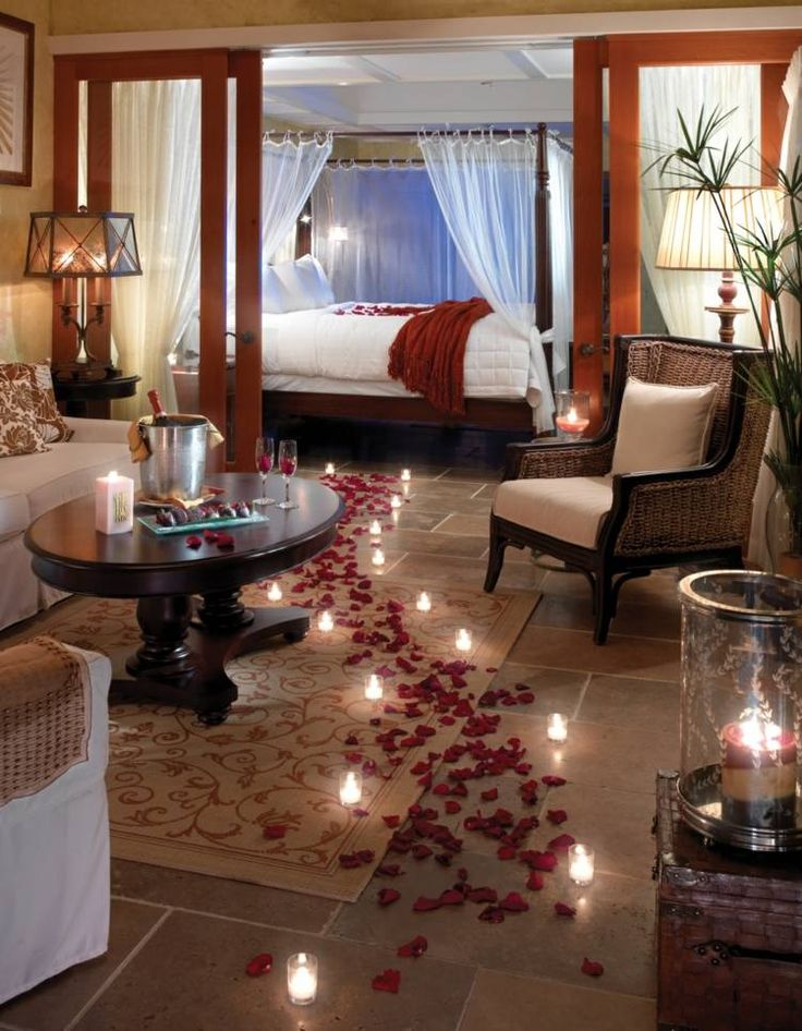 déco romantique dans la chambre à coucher avec chemin de pétales et bougies