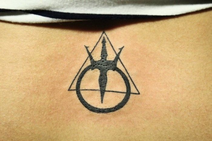 Poseidon S Trident With A Circle And A Triangle Tattooed In Black Ink Meanin Malenkie Tatuirovki Dlya Muzhchin Malenkie Tatuirovki Idei Tatuirovok Dlya Muzhchin Poseidon S Trident With A Circle And A Triangle Tattooed In Black Ink Meanin Malenkie Tatuirovki Dlya Muzhchin Malenkie Tatuirovki Idei Tatuirovok Dlya Muzhchin