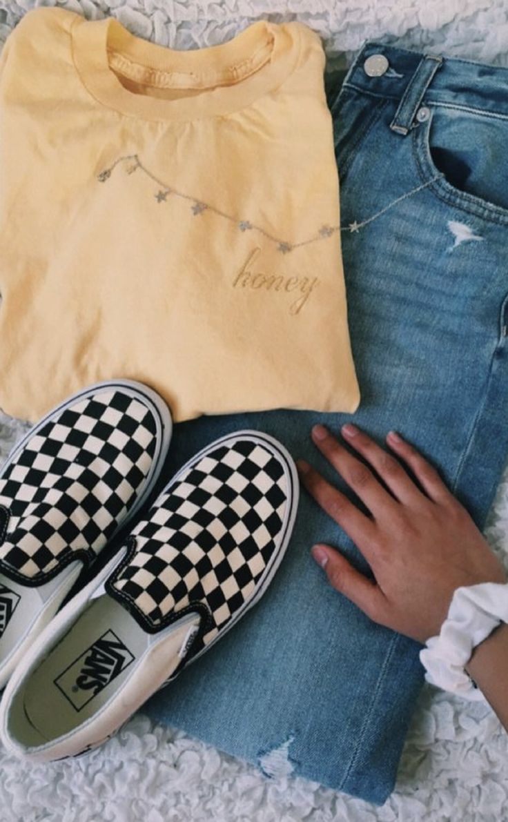 Gelbes T-Shirt, Jeans, Karierte Vans, Halskette mit Sternen, Weißes Scrunchie -...