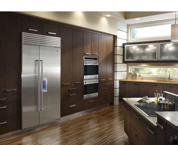Kuche Ganz In Weiss Mit Keramikarbeitsplatte Spulinsel Und Grossen Side By Side Kuhlschrank Kuche Holzboden Side By Side Kuhlschrank Moderne Kuche