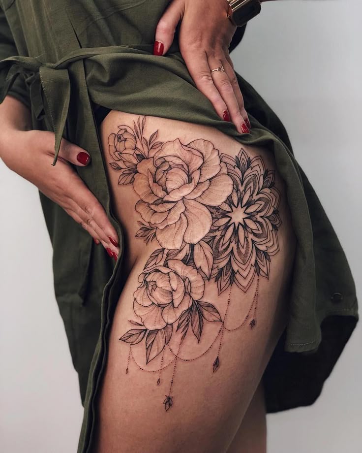 Tattoo hüfte hinten