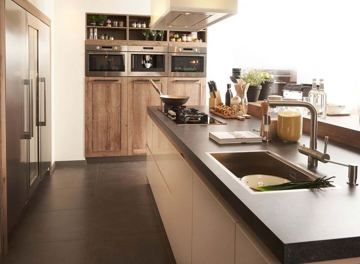 Moderne keuken met kookeiland | Moderne keuken, Keuken ...