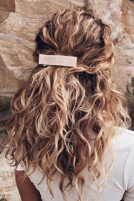 17 schöne Möglichkeiten, blondes lockiges Haar zu stylen #natürlich #curly #Blond #Frisuren … 17 schöne Möglichkeiten, blondes lockiges Haar zu stylen #natürlich #curly #Blond #Frisuren …