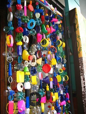 Brincando com as crianças de reciclar.