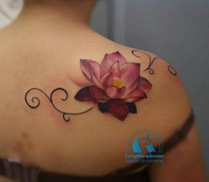 tatouage fleur de lotus arabesques dos couleur realiste vaison la romaine