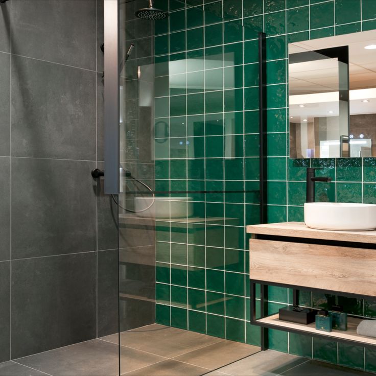 Badkamer donker groene tegels | Badkamer, Badkamer tegelen ...