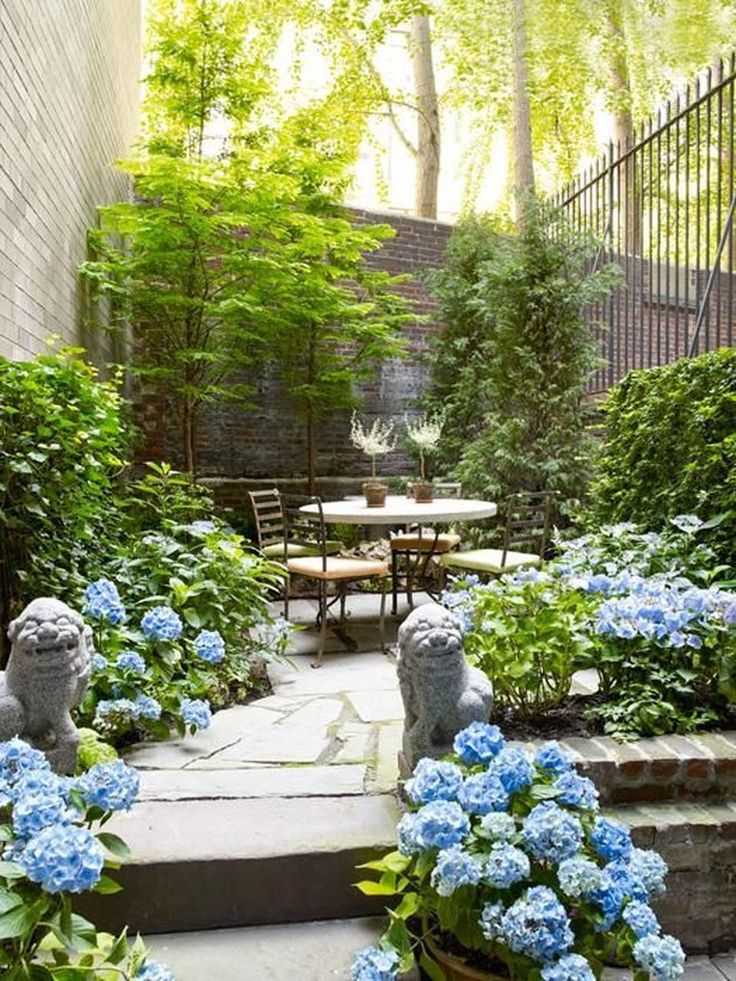 Small courtyard garden with seating area design and layout 45 - Rockindeco