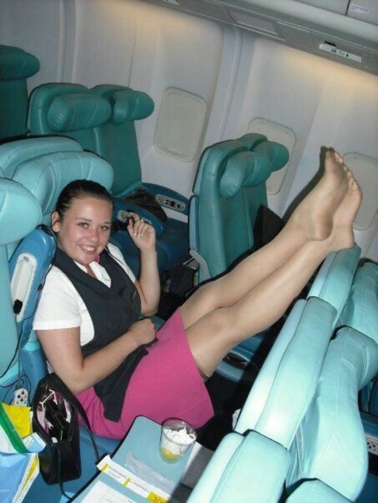 https://i.pinimg.com/736x/b4/0d/3a/b40d3aeb2215d5d20aa36e11875dd27c--stewardess-flight-attendant.jpg